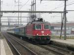 SBB - Re 4/4 11212 vor IC bei der Durchfahrt im Bahnhof Prattlen am 02.05.2013