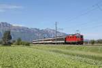 Re 4/4 11149 mit einem Rheintalexpress am 18.05.2013 bei Sevelen.