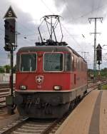 Re 11148 hat den EC Zrich -> Stuttgart am 21. Mai 2013 aus Zrich nach Singen (Htw) gebracht. Nachdem die fnf Wagen von einer BR 120 DBAG bernommen wurden, wartet sie vor dem Signal, um auf ihren Abstellplatz rangieren zu knnen. 