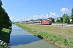 Abschied des lokbespannten Rheintal Express: RE 3822 mit der Re 4/4 II 11210 in Au SG, 07.06.2013.