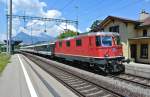 Abschied des lokbespannten Rheintal Express: RE 3817 mit der Re 4/4 II 11210 beim Zwischenhalt in Maienfeld.