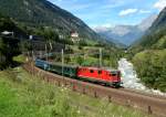 Re 4/4 11122 mit einem IR nach Locarno am 29.08.2012 bei Wassen.