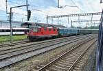 Re 4/4 II 11220 mit dem Reservependel von Olten abgestellt in Biel, 15.06.2013.