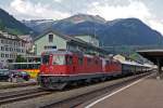 SBB: ORIENTEXPRESS VENEZIA - BRENNER - INNSBRUCK - BUCHS - PARIS - CALAIAS - LONDON
mit Re 4/4 Doppeltraktion bei der Einfahrt in Airolo am 15. Juni 2013. An der Zugsspitze ist die Nummer 11128 der ersten Serie eingereiht.
Foto: Walter Ruetsch