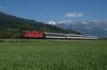 Re 4/4 II 11195 zieht am 08.06.2013 den RE 3809 von Buchs Richtung Sargans, aufgenommen bei Sevelen.