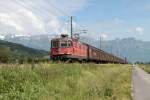 Die Re 4/4 II 11236 mit Gterzug bei Sevelen am 13.06.2013