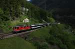 Re 4/4 II 11300 befindet sich am 15.06.2013 mit dem IR 2267 auf der dritten Ebenen bei Wassen.