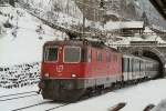 Re 4/4 II 11205 mit Schnellzug aus Locarno bei der Einfahrt im Bahnhof Wassen am Gotthard.