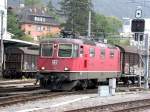 Re 4/4 II 11273 verlsst mit einem Gterzug den Rangierbahnhof Chur.