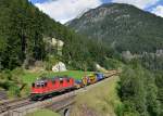 Re 4/4 11264 mit einem Bauzug am 29.08.2012 oberhalb von Wassen.