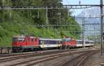 Zwei mit Re 4/4 bespannte Nahverkehrszge stehen am 17.5.2009 in der Abstell
Gruppe des Bahnhof Arth Goldau. Links ist die SBB 11147 zu sehen.