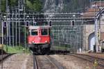 Am 19.5.2009 warte ich im Bahnhof Gschenen auf den IR nach Locarno. 
Die rote Re 4/4 Nr. 11223 bringt den Zug den Berg herauf. Vom Bahnsteig 
aus kann man schn das Geflle bzw. die Steigung erkennen.