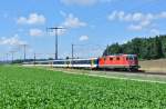 Streetparade Ersatzverkehr 2013: Re 4/4 II 11200 mit KlB Pendel als Ersatz RE 3223 zwischen Hindelbank und Lyssach, 10.08.2013.