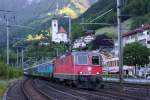 SBB Re 4/4 II Lok Nr. 11216 fhrt am 20.05.2009 in Flelen mit einem 
IR nach Locarno ein.