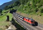 Re 4/4 11150 mit einem IR nach Zrich am 28.08.2012 oberhalb von Wassen.