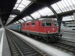 SBB - Re 4/4 11220 mit Schnellzug ins Tessin im HB Zrich am 04.08.2013