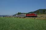 Kurz darauf folgte die Re 4/4 II 11191 mit einem IR Richtung Locarno (Sissach, 17.07.2013).