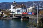 SBB CARGO: Gterzug mit Doppeltraktion Re 4/4 auf der Aarebrcke Solothurn vor der Kuluisse der ersten Jurakette am 28. Oktober 2013. Im Hintergrund zu erkennen ist das Kurhaus Weissenstein, das bald mit einer modernen Gondelbahn erschlossen sein wird.
Foto: Walter Ruetsch