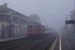 SBB/DB: Am Morgen des 24. Oktober 2013 kmpft sich die SBB Re 4/4 11151 mit 5 Apm61/Bpm61 Refit auf der Fahrt nach SINGEN (HOHENTWIEL) bei Gottmadingen durch den dichten Herbstnebel. Die SBB-Wagen des IC Zrich HB-Stuttgart HBf werden in Singen durch eine Lok der DB bernommen.
Foto: Walter Ruetsch