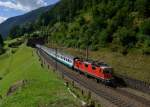 Re 4/4 11302 mit einem Ersatzzug fr einen ETR 470 am 29.08.2013 oberhalb von Wassen.