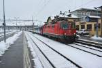 Heute ist wieder einmal ende einer Rekrutenschule. Fr die Soldaten aus Bure verkehrte ein Extrazug Bure (Extrabahnhof frs Militr) - Basel SBB. Eingesetzt wurde ein Basler HVZ EWI Pendel (mit zwei zustzlichen A EWI NPZ). Wegen der starken Steigung auf der Linie nach Bure wurde der Pendel mit zwei Loks gefhrt: Re 4/4 II 11122, BDt EWI, AB EWI, 3 B EWI, 2 A EWI und Re 4/4 II 11219, Delmont, 22.11.2013.