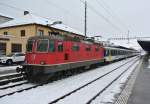 Auf der anderen Seite des Militrextrazuges Bure-Basel SBB schiebt die Re 4/4 II 11219. Delmont, 22.11.2013.