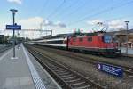 Re 4/4 II 11154 mit IR 1781 in Sissach, 25.11.2013.