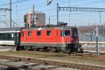 Re 4/4 II 11193 durchfährt den Bahnhof Muttenz. Die Aufnahme stammt vom 09.12.2013.