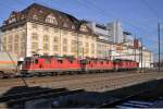 Dreifach Traktion mit der RE 6/6 11641, der Re 4/4II 11290 und der Re 4/4 II 11293 Durchfahren den Bahnhof Pratteln. Die Aufnahme stammt vom 09.12.2013.