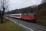 Re 4/4 II 11192 fährt am 07.12.2013 mit dem CNL 458 von Frick Richtung Brugg, aufgenommen bei Umiken.