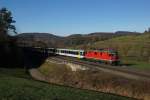 Re 4/4 II 11136 befindet sich am 07.12.2013 mit dem IR 2077 in Zeihen.