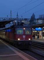 SBB: Morgenstimmung auf dem Bahnhof Schaffhausen am 17. Dezember 2013 um 08:40 Uhr.
Trotz Dunkelheit erkennbar ist die Re 420 11172 vor dem IC nach Singen-Hohentwiel - Stuttgart. Sie ist überigens als einzige Lok dieser Serie nur mit aufgeklebten SBB-Anschriften, Schweizerwappen und Loknummern versehen. Der schlechte Zustand des Schweizerwappens auf der Stirnfront ist sogar bei schlechten Lichtverhältnissen sichtbar. Ebenfalls im Hintergrund erkennbar ist der Turm der über 100-jährigen katholischen Stadtpfarrkirche St. Maria. 
Foto: Walter Ruetsch  