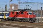 Re 4/4 II 11144 durchfährt den Bahnhof Muttenz. Die Aufnahme stammt vom 16.12.2013.