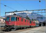 Zwei Re 4/4 II legen mit ihrem Cisalpino Eurocity in Bellinzona einen Halt ein.