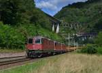 Eine Re 12/12 mit einem Gterzug am 28.08.2013 bei Giornico.