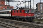 Re 4/4 II 11145 durchfährt den Bahnhof Muttenz. Die Aufnahme stammt vom 27.01.2014.