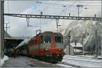 Die SBB Re 4/4 II 11109 mit dem IR 2173 Basel - Locarno beim Halt in Göschenen.
24. Jan. 2014