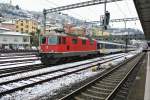 Die Re 4/4 II 11198 rangiert ihren TILO HVZ Pendel in Bellinzona, 30.01.2014.