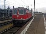 Am Mittag des 04.01.2014 stand SBB Re 4/4 II 11143 vor dem Prototyp-Vectron 193 901 auf Gleis 117 in Basel Bad Bf.