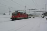 Re 4/4 II 11210 mit IR 2169 bei Einfahrt in Airolo, 07.02.2014.