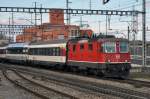 Re 4/4 II 11134 durchfährt den Bahnhof Muttenz. Die Aufnahme stammt vom 09.02.2014.