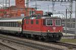 Re 4/4 II 11304 durchfährt den Bahnhof Muttenz. Die Aufnahme stammt vom 16.02.2014.