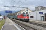 Wegen Bauarbeiten im Heitersbergtunnel werden umlaufbedingt mehr Pendel bentigt. Diese werden mit lterem Rollmaterial gefhrt. Die Re 4/4 II 11172 (ex. MThB) fhrt mit ihrem EWI/II Pendel als IR 30123 (2123) durch Solothurn West, 02.03.2014. 

