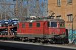 Re 4/4 II 11279 durchfährt den Bahnhof Muttenz. Die Aufnahme stammt vom 20.02.2014.