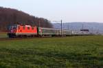 SBB: Dank einem zufälligen Zusammentreffen von zwei Bahnbilder.de-Fotografen auf der selben Fotostelle, konnte der sehr interessante RE 3235, der nur noch bis zum 14. März in dieser Formation verkehrt, von zwei verschiedenen Standorten dokumentiert werden. Während Simon Bütikofer die Steuerwagenseite (Nachschuss) fotografierte, konzentrierte ich mich gleichzeitig auf die Zugspitze mit der Re 4/4 II-11172. Herzogenbuchsee, 13. März 2014.
Foto: Walter Ruetsch