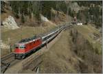 Die SBB Re 4/4 II zieht den IR 2267 von Zürich nach Locaro bei km 66 der Gotthard Nordrampe bergwärts.