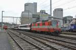 Für die Verschiebung von Personenwagen vom Industriewerk Olten, aber auch von den übrigen Depots, gibt es spezielle  Leichenzüge . Am Nachmittag verkehrt einer dieser Leichenzüge mit reparierten Wagen von Olten nach Zürich, wo die Wagen wieder in den täglichen Einsatz eingefügt werden. Die Lok für diesen Zug, eine Re 4/4 II, wird jeweils am gleichen Tag an einem IR Zürich-Bern bis Olten überführt. Heute war die Re 4/4 II 11109, ex. Swiss Express, im Einsatz. Dahinter ist ein Bt IC, ein B(pm), der neue (der 2.) Starbucks IC 2000 Speisewagen (50 85 88-94 003-3) und ein B EWIV, Wildegg, 04.04.2014.