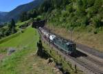 Re 4/4 11330 als Schiebelok eines KLV's am 28.08.2012 oberhalb von Wassen.