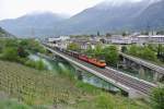 Die Re 4/4 II 11320  Interregio Cargo  und die 11272 mit ihrem Gterzug bei Durchfahrt in Leuk, 18.04.2014.