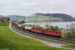 Re 4/4 11335 und Re 6/6 11682 mit einem KLV Zug am 19.04.2014 bei Immensee.